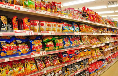 超市員工清理過(guò)期食品，守護(hù)市民“舌尖上的安全”